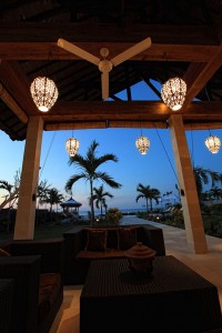 Bij het invallen van de nacht relaxen op het terras van het vakantiehuis in Bali.