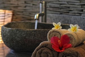 In onze vakantievilla op Bali worden de handdoeken op een leuke manier in de badkamer neergelegd.