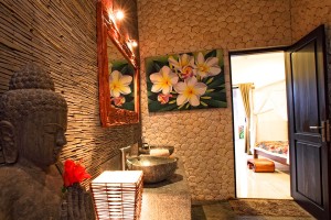 Our holiday villa in Bali has a cozy bathroom which is fully equipped.
