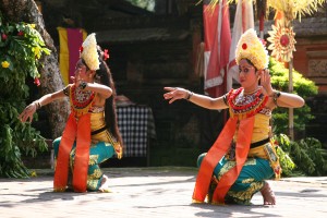 Op Bali laten dansers de traditionele dansen zien.