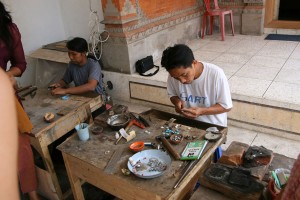 Je vind nog veel handarbeid op Bali.