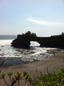 Een tempel op een klif boven de Bali zee.