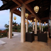 Terras met loungehoek bij het vakantiehuis op Bali.