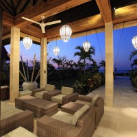 In the lounge area you can enjoy a drink while admiring the view over the Bali sea.
