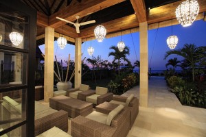 In the lounge area you can enjoy a drink while admiring the view over the Bali sea.