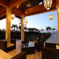 In de loungehoek genieten van het uitzicht over de Bali zee.