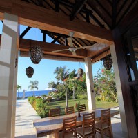 On the covered terrace of the holiday in Bali you can enjoy your lunch.