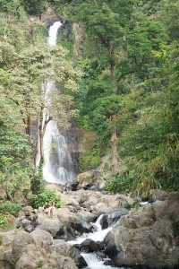 Tijdens een wandeling op Bali zie je mooie watervallen.