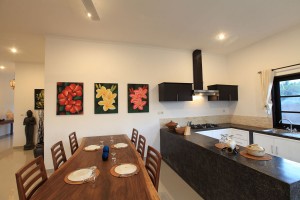 De villa heeft een moderne open keuken.