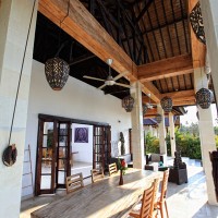 The covered terrace of the holiday villa in Bali is equipped with fans.