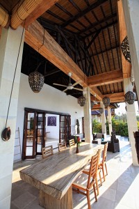 Het overdekte terras van de vakantievilla op Bali is voorzien van ventilatoren.