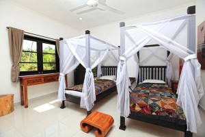 The vacation villa in Bali also has a bedroom with two single beds.