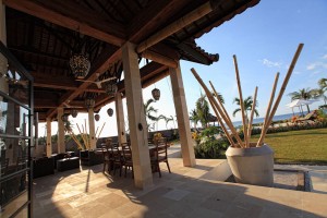 De vakantievilla heeft een terras met uitzicht op de Bali zee.