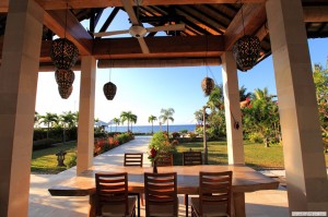 Overdekt terras met uitzicht op de Bali zee.