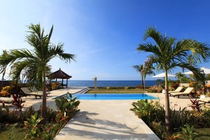 Vanuit de vakantie villa loop je door een prachtige tuin naar ons zwembad met uitzicht op de Bali zee.