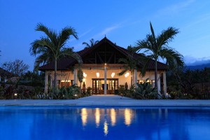 Vakantie villa Bima Sena met zwembad op Bali bij het invallen van de nacht.
