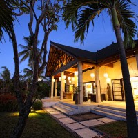 At night de villa in Bali is beautifully lit.