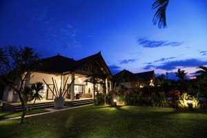 Vakantievilla Bima Sena op Bali bij nacht.