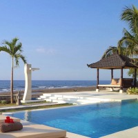 Swimming pool overlooking the beautiful sea of Bali.
