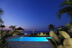 Het zwembad van onze vakantie villa op Bali is 's nachts verlicht.