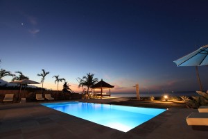Het verlichte zwembad van ons vakantiehuis op Bali zicht er prachtig uit 's nachts.