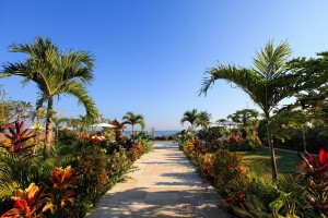 Via het pad door de goed onderhouden tuin van het vakantiehuis op Bali loop je zo naar de zee.